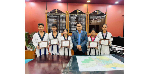 ताइक्वांडो खिलाड़ियों को मिला बिहार खेल सम्मान, जिला पदाधिकारी ने किया सम्मानित